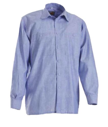Camicia a manica lunga con due taschini e portapenne, con abbottonatura frontale. Colore: Azzurro Oxford