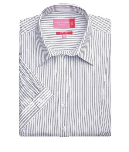 Camicia donna a maniche corte a sbuffo, vestibilità slim fit. Colletto classico all'italiana, carré e sprone classico. Riprese che sfinano la figura. Chiusura con bottoni a vista, cannoncino frontale e impunture.