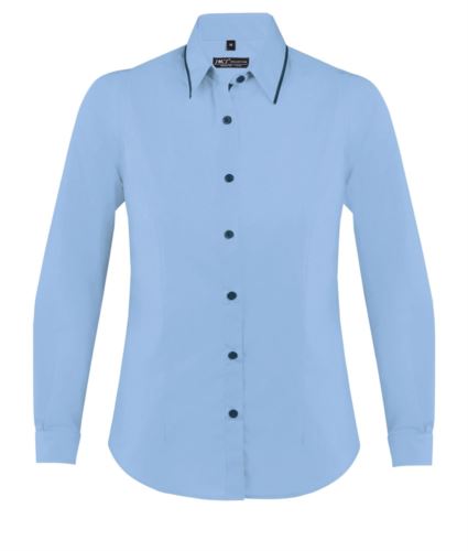 Camicia da donna a maniche lunghe, con bordino in contrasto sul colletto, bordino nero lungo la patta di chiusura, colore azzurro