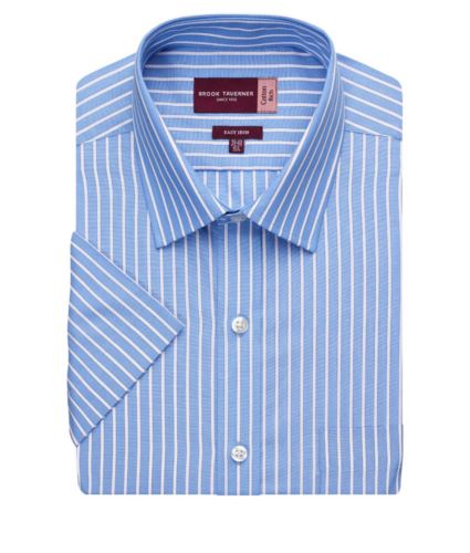 Camicia a maniche corte con tessuto in Poliestere e cotone, con caratteristica easy iron. Taglio classico. Ideale per uniformi di portierato, hotel, receptionist.