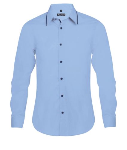 Camicia uomo a maniche lunghe, con bordino in contrasto sul colletto, bordino nero lungo la patta di chiusura, colore azzurro