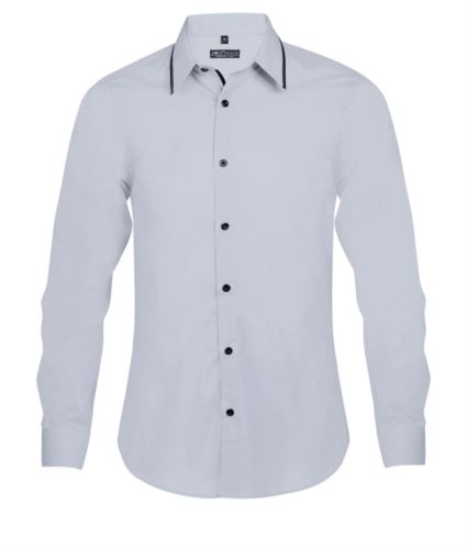 Camicia uomo a maniche lunghe, con bordino in contrasto sul colletto, bordino nero lungo la patta di chiusura, colore celeste