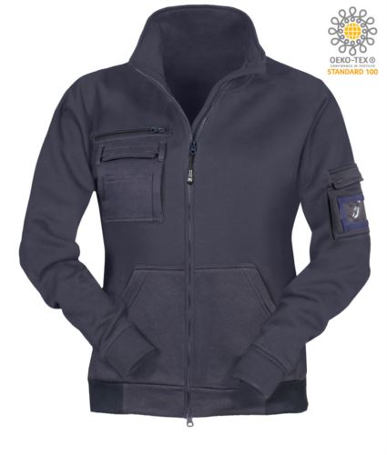 Felpa con collo a lupetto e zip lunga coperta. Una tasca con portapenna e due tasche a marsupio. Polsini e fondo in maglia elasticizzata. Nastro di rinforzo al collo. Cuciture ribattute. Colore: Blu Navy