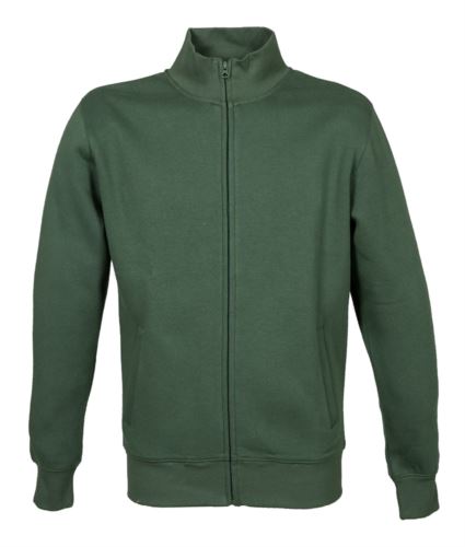 Felpa uomo zip lunga con collo a lupetto, 2 tasche aperte a filetto. Collo, polsini e fondo maglia in costina elasticizzata. Nastro di rinforzo interno collo e cuciture ribattute. Colore verde.