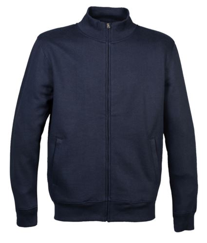 Felpa uomo zip lunga con collo a lupetto, 2 tasche aperte a filetto. Collo, polsini e fondo maglia in costina elasticizzata. Nastro di rinforzo interno collo e cuciture ribattute. Colore blu navy.