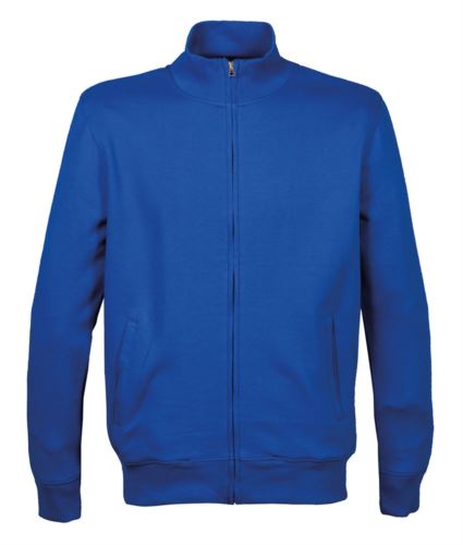 Felpa uomo zip lunga con collo a lupetto, 2 tasche aperte a filetto. Collo, polsini e fondo maglia in costina elasticizzata. Nastro di rinforzo interno collo e cuciture ribattute. Colore azzurro royal.