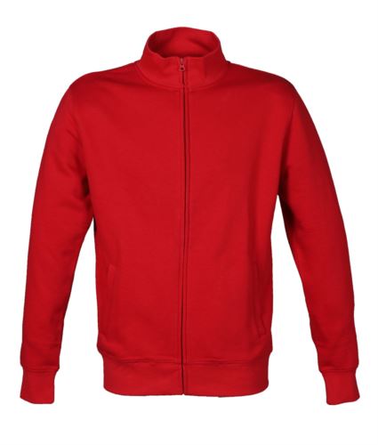Felpa uomo zip lunga con collo a lupetto, 2 tasche aperte a filetto. Collo, polsini e fondo maglia in costina elasticizzata. Nastro di rinforzo interno collo e cuciture ribattute. Colore rosso.