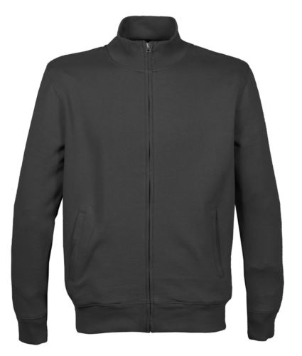 Felpa uomo zip lunga con collo a lupetto, 2 tasche aperte a filetto. Collo, polsini e fondo maglia in costina elasticizzata. Nastro di rinforzo interno collo e cuciture ribattute. Colore nero.