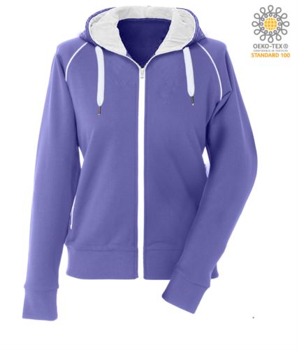 Felpa da donna con cappuccio foderato con lacci a contrasto. Zip lunga nastrata. Maniche raglan. Due tasche con zip nastrate. Profilo a contrasto su cappuccio e spalle. Polsini e fondo maglia in costina elasticizzata. Colore Light Violet