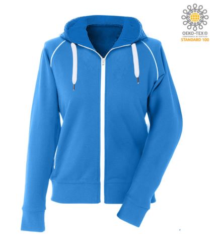 Felpa da donna con cappuccio foderato con lacci a contrasto. Zip lunga nastrata. Maniche raglan. Due tasche con zip nastrate. Profilo a contrasto su cappuccio e spalle. Polsini e fondo maglia in costina elasticizzata. Colore Azzurro Royal