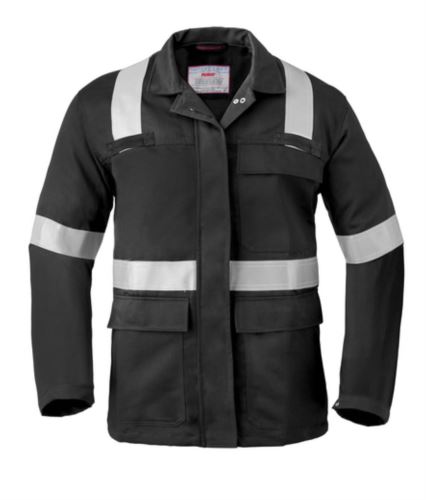 Giacca con due tasche davanti con patta, chiusura coperta con bottoni automatici, taschino con patta, tasca interna, pinces posteriori, maniche con bottoni automatici regolabili, banda catarifrangente, passanti per maschera antigas. Certificazioni: EN ISO 11611 Classe 1 A1 A2; IEC 61482-2 APC-1; EN ISO 11612 A1 A2 B1 C1 E2 F1
Colore: Nero