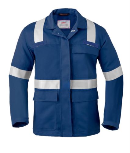 Giacca con due tasche davanti con patta, chiusura coperta con bottoni automatici, taschino con patta, tasca interna, pinces posteriori, maniche con bottoni automatici regolabili, banda catarifrangente, passanti per maschera antigas. Certificazioni: EN ISO 11611 Classe 1 A1 A2; IEC 61482-2 APC-1; EN ISO 11612 A1 A2 B1 C1 E2 F1
Colore: Blu Navy