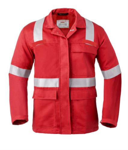 Giacca con due tasche davanti con patta, chiusura coperta con bottoni automatici, taschino con patta, tasca interna, pinces posteriori, maniche con bottoni automatici regolabili, banda catarifrangente, passanti per maschera antigas. Certificazioni: EN ISO 11611 Classe 1 A1 A2; IEC 61482-2 APC-1; EN ISO 11612 A1 A2 B1 C1 E2 F1
Colore: Rosso