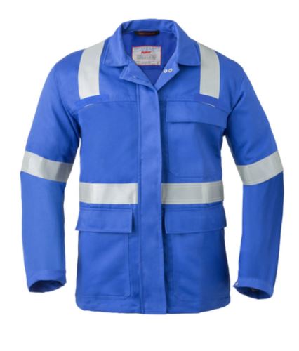 Giacca con due tasche davanti con patta, chiusura coperta con bottoni automatici, taschino con patta, tasca interna, pinces posteriori, maniche con bottoni automatici regolabili, banda catarifrangente, passanti per maschera antigas. Certificazioni: EN ISO 11611 Classe 1 A1 A2; IEC 61482-2 APC-1; EN ISO 11612 A1 A2 B1 C1 E2 F1
Colore: Azzurro Royal