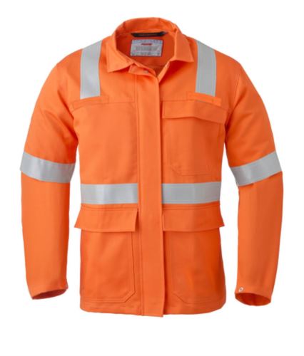 Giacca con due tasche davanti con patta, chiusura coperta con bottoni automatici, taschino con patta, tasca interna, pinces posteriori, maniche con bottoni automatici regolabili, banda catarifrangente, passanti per maschera antigas. Certificazioni: EN ISO 11611 Classe 1 A1 A2; IEC 61482-2 APC-1; EN ISO 11612 A1 A2 B1 C1 E2 F1
Colore: Arancione