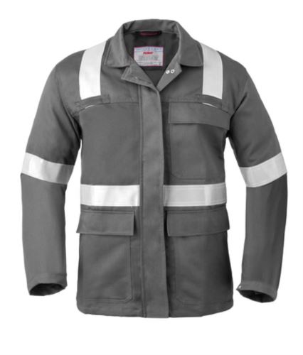 Giacca con due tasche davanti con patta, chiusura coperta con bottoni automatici, taschino con patta, tasca interna, pinces posteriori, maniche con bottoni automatici regolabili, banda catarifrangente, passanti per maschera antigas. Certificazioni: EN ISO 11611 Classe 1 A1 A2; IEC 61482-2 APC-1; EN ISO 11612 A1 A2 B1 C1 E2 F1
Colore: Grigio