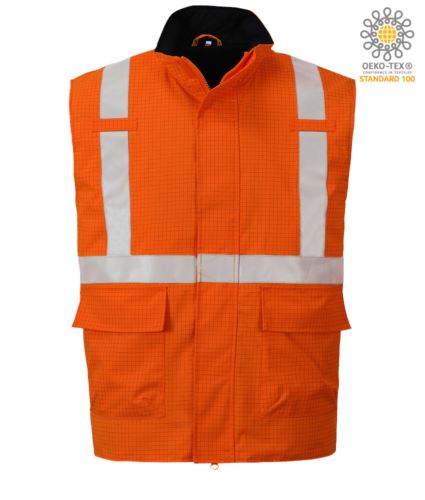 Gilet multifunzione con fodera in cotone ignifuga, colletto imbottito per un maggior comfort. Tasca interna sul petto. Tasca frontale inferiore con chiusura a fettuccia a strappo. Flap di chiusura frontale per proteggere contro gli agenti atmosferici. Etichetta esterna con certificazioni per l'identificazione veloce degli standard. Banda riflettente ignifuga cucita Premium. Cuciture nastrate per fornire una maggior protezione. Quattro tasche ampie. Zip doppio verso per un facile accesso. Tasca per telefonino nascosta. Anelli radio. Certificato: CE Categoria III, STANDARD 100 by OEKO-TEX®, EN 1149-5, UNI EN 20471 Classe 2, EN 13034 Tipo PB [6], UNI EN ISO 14116 Indice 3. Colore: Arancione