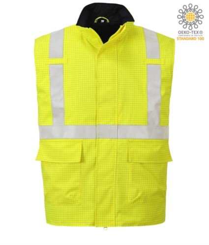 Gilet multifunzione con fodera in cotone ignifuga, colletto imbottito per un maggior comfort. Tasca interna sul petto. Tasca frontale inferiore con chiusura a fettuccia a strappo. Flap di chiusura frontale per proteggere contro gli agenti atmosferici. Etichetta esterna con certificazioni per l'identificazione veloce degli standard. Banda riflettente ignifuga cucita Premium. Cuciture nastrate per fornire una maggior protezione. Quattro tasche ampie. Zip doppio verso per un facile accesso. Tasca per telefonino nascosta. Anelli radio. Certificato: CE Categoria III, STANDARD 100 by OEKO-TEX®, EN 1149-5, UNI EN 20471 Classe 2, EN 13034 Tipo PB [6], UNI EN ISO 14116 Indice 3. Colore: Giallo