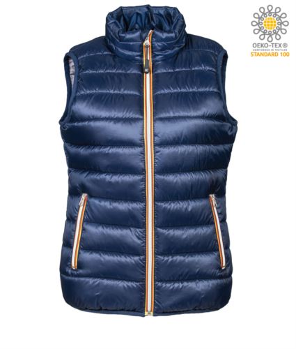 Gilet collo alto con zip con righe multicolor e tiralampo in gomma. Tasche con zip a righe sui fianchi. Tasca interna portafoglio. Tessuto elastico nel giromanica e nel fondo. Colore Blu Navy