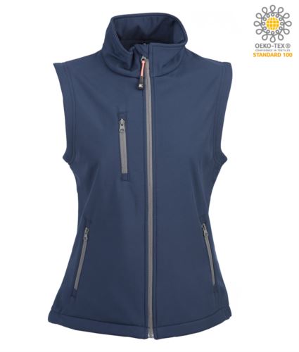 Gilet softshell impermeabile a due strati. Interno in pile antipilling, cerniere nastrate, una tasca sul petto con zip, due tasche esterne con zip, coulisse al fondo. Impermeabilità 6000 mm/H2O. Colore Blu Navy