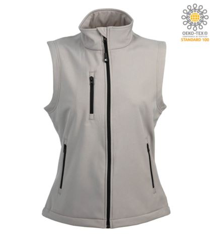 Gilet softshell impermeabile a due strati. Interno in pile antipilling, cerniere nastrate, una tasca sul petto con zip, due tasche esterne con zip, coulisse al fondo. Impermeabilità 6000 mm/H2O. Colore Grigio Chiaro