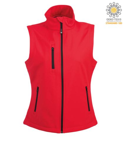 Gilet softshell impermeabile a due strati. Interno in pile antipilling, cerniere nastrate, una tasca sul petto con zip, due tasche esterne con zip, coulisse al fondo. Impermeabilità 6000 mm/H2O. Colore Rosso