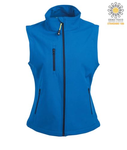 Gilet softshell impermeabile a due strati. Interno in pile antipilling, cerniere nastrate, una tasca sul petto con zip, due tasche esterne con zip, coulisse al fondo. Impermeabilità 6000 mm/H2O. Colore Azzurro Royal