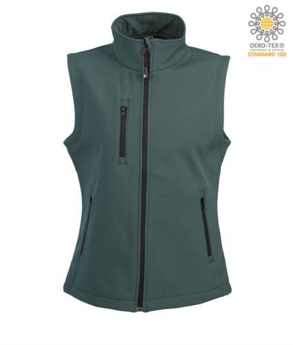 Gilet softshell impermeabile a due strati. Interno in pile antipilling, cerniere nastrate, una tasca sul petto con zip, due tasche esterne con zip, coulisse al fondo. Impermeabilità 6000 mm/H2O. Colore Verde