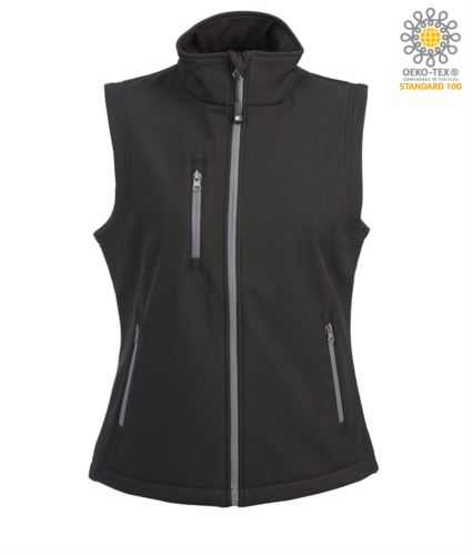 Gilet softshell impermeabile a due strati. Interno in pile antipilling, cerniere nastrate, una tasca sul petto con zip, due tasche esterne con zip, coulisse al fondo. Impermeabilità 6000 mm/H2O. Colore Nero