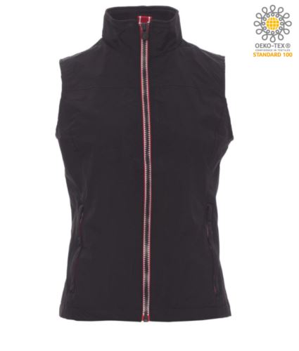 Gilet da donna, zip da 8mm a contrasto, due tasche esterne con zip coperta. Interno: non imbottito, retinato, una tasca con cerniera e predisposizione per cuffie e cavo smartphone zip al petto e sul fondo per agevolare stampe e ricami. Colore Nero