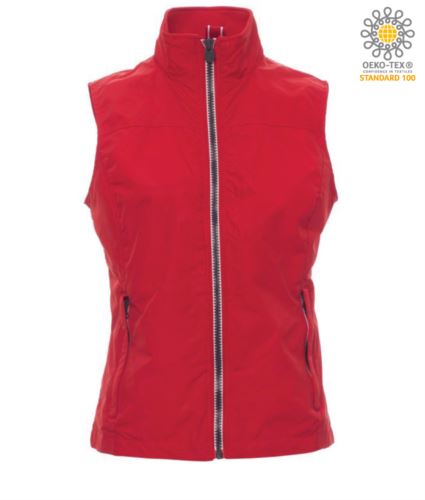 Gilet da donna, zip da 8mm a contrasto, due tasche esterne con zip coperta. Interno: non imbottito, retinato, una tasca con cerniera e predisposizione per cuffie e cavo smartphone zip al petto e sul fondo per agevolare stampe e ricami. Colore Rosso
