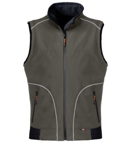 Gilet da lavoro in softshell colore verde, con inserti rinfrangenti. Tessuto in Poliestere.