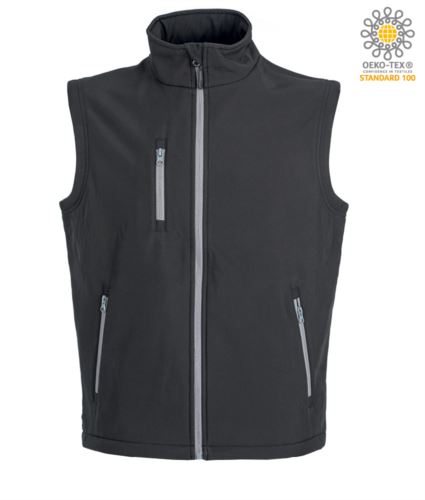 Gilet softshell a due strati. Impermeabilità 6000 mm/H2O. Interno in pile antipilling, cerniere nastrate, una tasca sul petto con zip, due tasche esterne con zip, coulisse al fondo. Colore: Nero