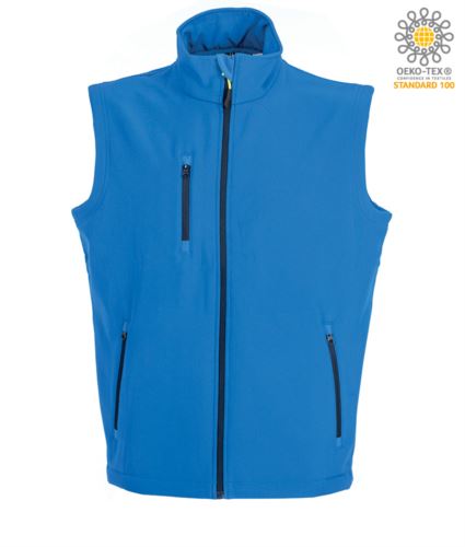 Gilet softshell a due strati. Impermeabilità 6000 mm/H2O. Interno in pile antipilling, cerniere nastrate, una tasca sul petto con zip, due tasche esterne con zip, coulisse al fondo. Colore: Azzurro Royal