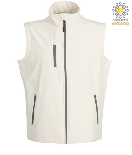 Gilet softshell a due strati. Impermeabilità 6000 mm/H2O. Interno in pile antipilling, cerniere nastrate, una tasca sul petto con zip, due tasche esterne con zip, coulisse al fondo. Colore: Bianco