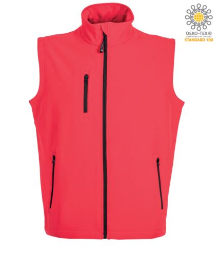 Gilet softshell a due strati. Impermeabilità 6000 mm/H2O. Interno in pile antipilling, cerniere nastrate, una tasca sul petto con zip, due tasche esterne con zip, coulisse al fondo. Colore: Rosso