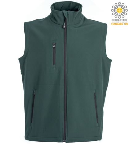 Gilet softshell a due strati. Impermeabilità 6000 mm/H2O. Interno in pile antipilling, cerniere nastrate, una tasca sul petto con zip, due tasche esterne con zip, coulisse al fondo. Colore: Verde