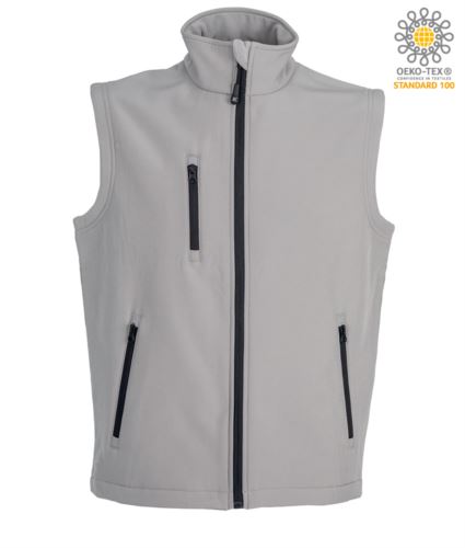 Gilet softshell a due strati. Impermeabilità 6000 mm/H2O. Interno in pile antipilling, cerniere nastrate, una tasca sul petto con zip, due tasche esterne con zip, coulisse al fondo. Colore: Grigio Chiaro