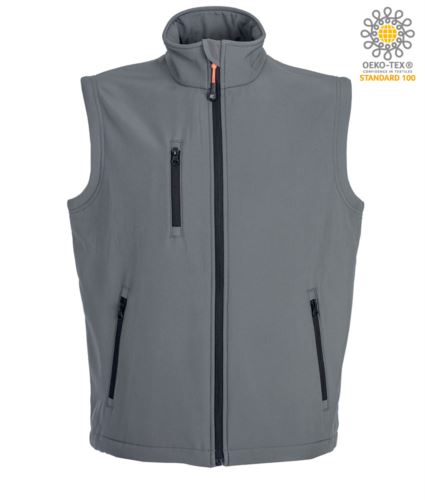 Gilet softshell a due strati. Impermeabilità 6000 mm/H2O. Interno in pile antipilling, cerniere nastrate, una tasca sul petto con zip, due tasche esterne con zip, coulisse al fondo. Colore: Grigio