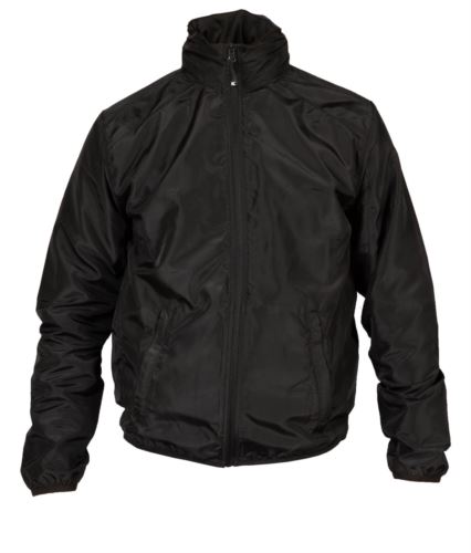 Giubbino non imbottito e senza fodera. Cerniere nastrate YKK. Cappuccio estraibile in Ripstop. Tessuto traspirante sul colletto e sotto le ascelle. Nastro di rinforzo interno collo. Due tasche con zip coperte. Polsini e fondo in tessuto elastico. Colore: Nero