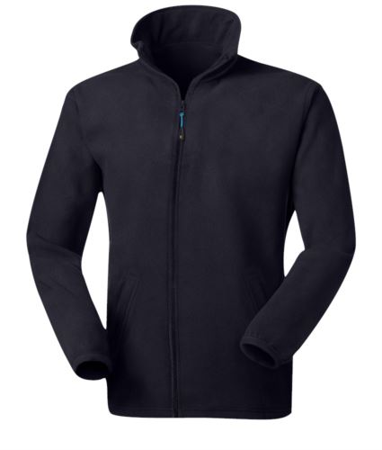 Micropile antipilling zip lunga. Zip lunga antiacqua. Collo alto. Due tasche coperte con zip antiacqua. Tessuto elasticizzato ai polsi. Colore: Blu Navy