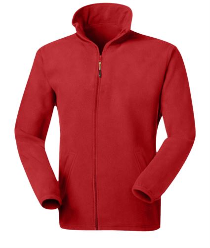 Micropile antipilling zip lunga. Zip lunga antiacqua. Collo alto. Due tasche coperte con zip antiacqua. Tessuto elasticizzato ai polsi. Colore: Rosso