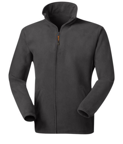 Micropile antipilling zip lunga. Zip lunga antiacqua. Collo alto. Due tasche coperte con zip antiacqua. Tessuto elasticizzato ai polsi. Colore: Grigio