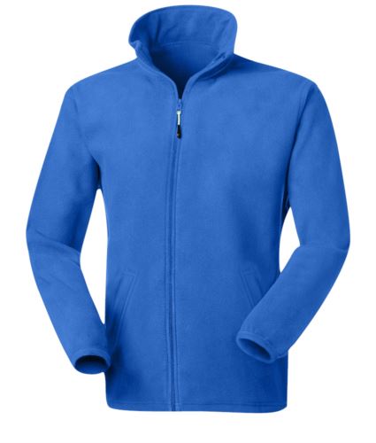 Micropile antipilling zip lunga. Zip lunga antiacqua. Collo alto. Due tasche coperte con zip antiacqua. Tessuto elasticizzato ai polsi. Colore: Azzurro Royal