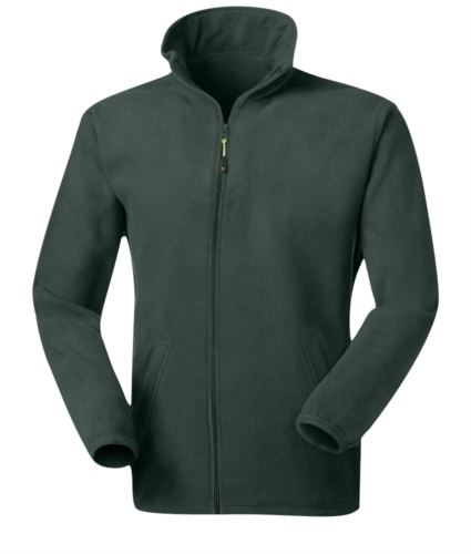 Micropile antipilling zip lunga. Zip lunga antiacqua. Collo alto. Due tasche coperte con zip antiacqua. Tessuto elasticizzato ai polsi. Colore: Verde Scuro