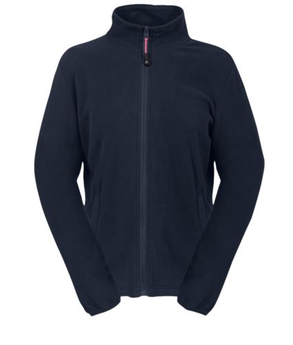 Micropile donna con zip lunga nastrata. Collo alto. Due tasche coperte con zip nastrate. Tessuto elasticizzato ai polsi. Colore Blu Navy