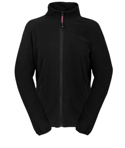 Micropile donna con zip lunga nastrata. Collo alto. Due tasche coperte con zip nastrate. Tessuto elasticizzato ai polsi. Colore Nero