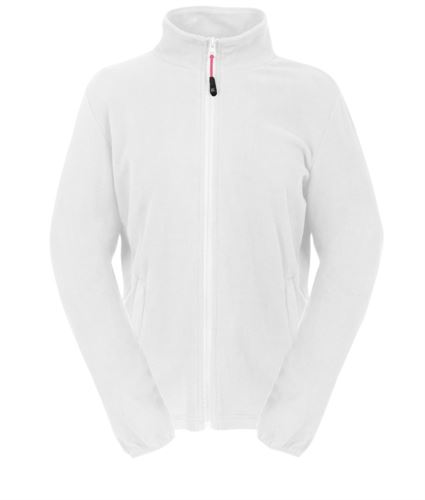 Micropile donna con zip lunga nastrata. Collo alto. Due tasche coperte con zip nastrate. Tessuto elasticizzato ai polsi. Colore Bianco