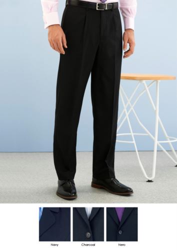 Pantalone elegante uomo modello dal taglio classico, due tasche a filetto, in tessuto Poliestere e lana, tessuto antipiega. Contattaci per un preventivo gratuito.