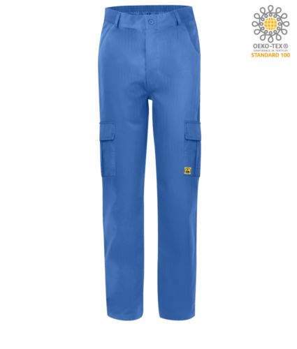 Pantalone antistatico, due tasconi laterali con pattella. Colore: azzurro medicale. Certificazioni: STANDARD 100 by OEKO-TEXÂ®, EN 1149-5, EN 61340-5-1: 2007